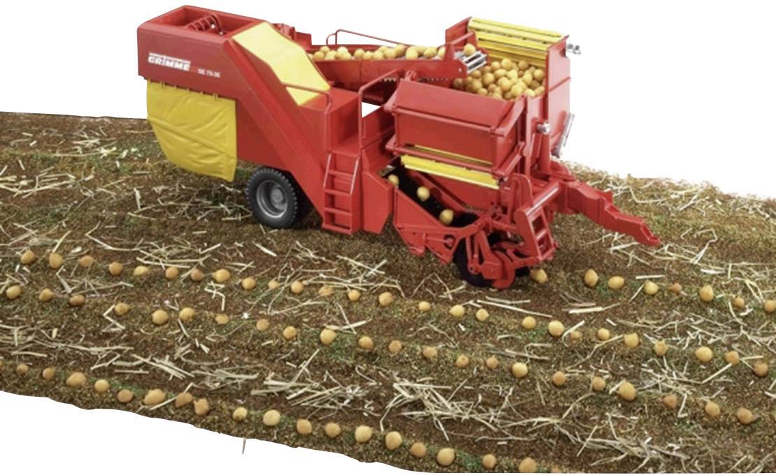 Ein roter Kartoffelernter bei der Arbeit auf einem Feld, hebt Kartoffeln aus der Erde heraus und legt sie in einen gelben Behälter.