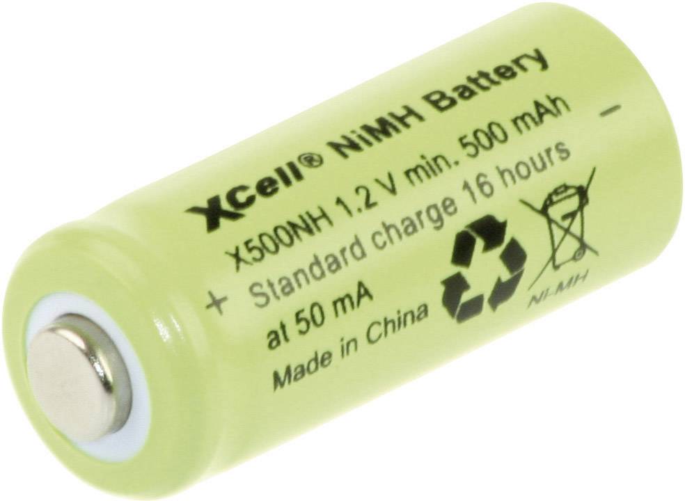 Eine grüne NiMH-Akku-Batterie mit der Aufschrift 'XCell', Spannung 1,2 V, Kapazität 500 mAh, hergestellt in China, recyclebar.