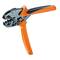 Abgebildet ist eine orange-schwarze Crimpzange mit einem ergonomischen Griff. Sie wird zum Verbinden von Kabeln und Steckern verwendet.