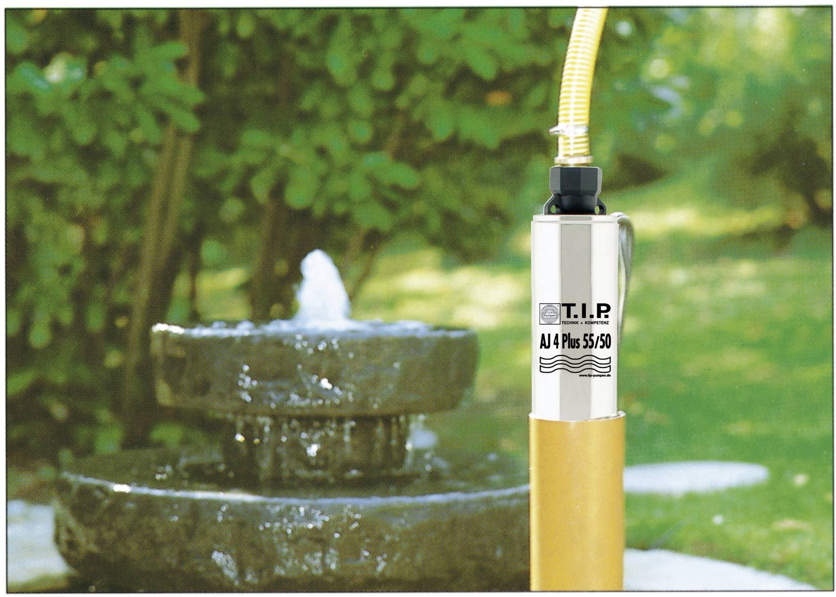 'Pumpe AJ 4 Plus 55/50' vor einem Wasserbrunnen im Garten. Hintergrund zeigt grüne Pflanzen und fließendes Wasser.