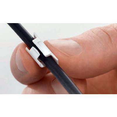 Eine Hand hält ein schwarzes Kabel mit einem kleinen, weißen Kabelclip befestigt. Der Clip organisiert und fixiert das Kabel.