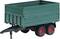 Grüner Anhänger mit roten Rädern, zwei Achsen, geeignet für landwirtschaftliche Transporte.