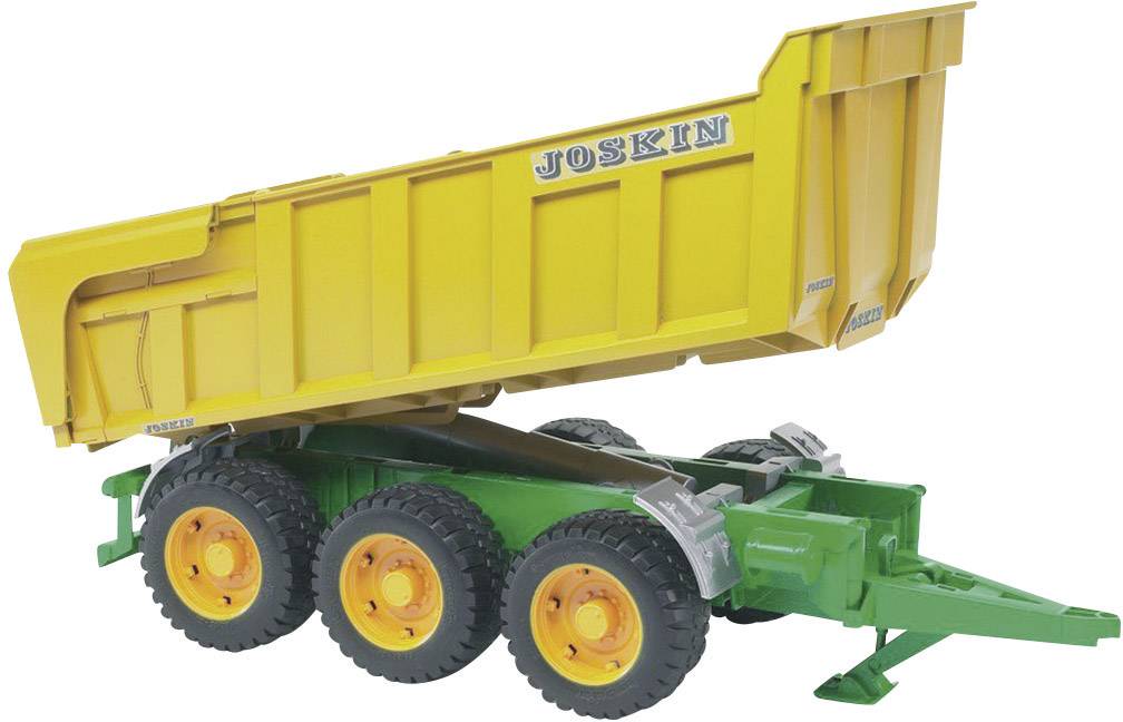 Ein gelber Anhänger mit dem Markennamen 'Joskin' auf der Seite, auf einem grünen Fahrgestell mit sechs großen Reifen.