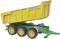 Ein gelber Anhänger mit dem Markennamen 'Joskin' auf der Seite, auf einem grünen Fahrgestell mit sechs großen Reifen.
