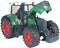 Ein grüner Spielzeugtraktor mit roten Reifen und einem offenen Motorhaube zeigt seinen Motor. Der Traktor ist detailliert gestaltet.