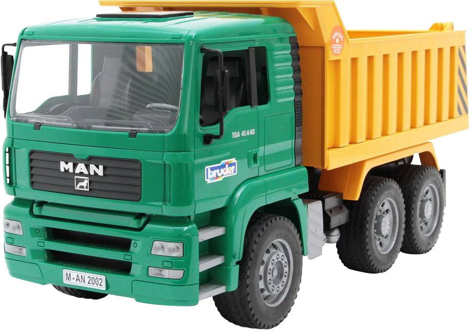 Ein grüner Spielzeugkipper mit orangener Ladefläche steht auf einer flachen Oberfläche.