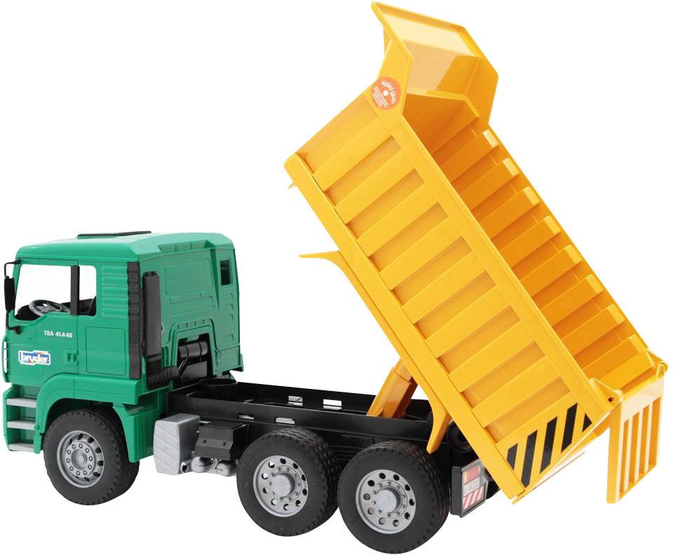 Ein grüner Spielzeug-Lkw mit einem gelben Kippanhänger, der angehoben ist und leer aussieht.