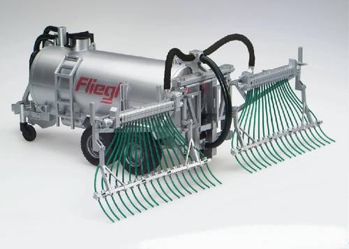 Ein Silagetankanhänger mit grünen Verteilarmen und der Aufschrift 'Fliegl' an der Seite steht auf einem hellen Hintergrund.