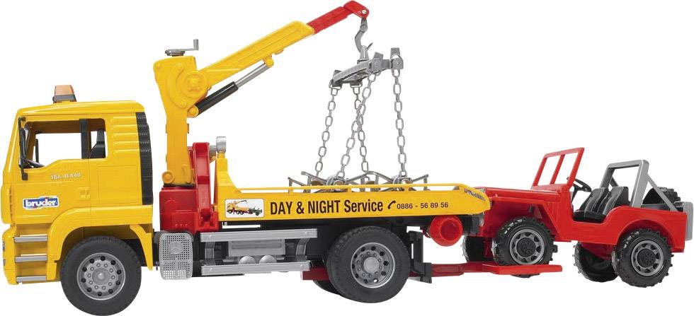 Ein gelber Abschleppwagen mit der Aufschrift 'Day & Night Service' hebt mit einem Kran ein kleines rotes Fahrzeug an.