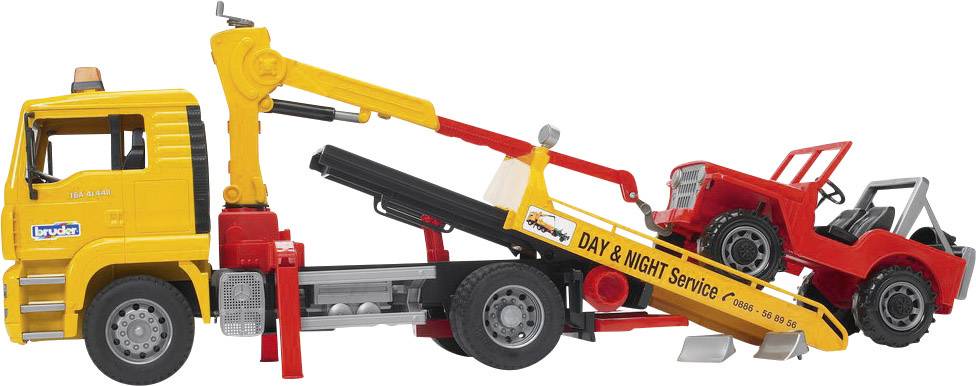 Ein gelber Abschleppwagen mit Kranarm hebt ein kleines rotes Fahrzeug. Aufschrift: 'DAY & NIGHT Service'. Linksseitige Perspektive.