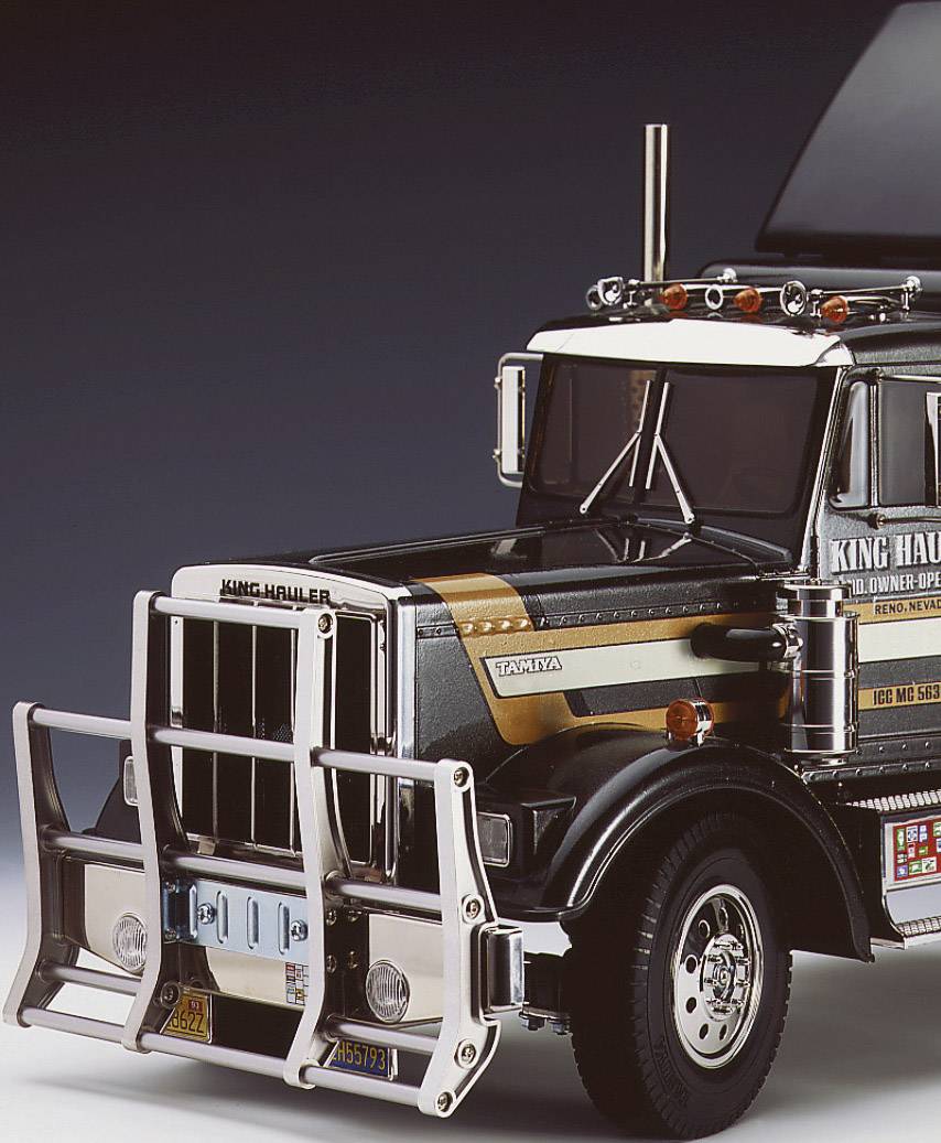 Ein detailliertes Modell eines schwarz-goldenen Lastwagens mit Chromdetails. Markenzeichen 'King Hauler' auf der Vorderseite.