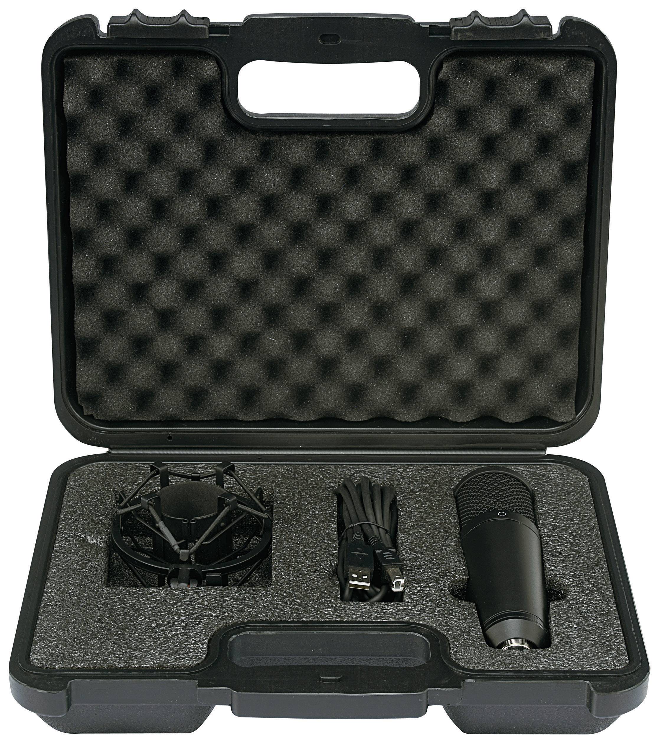 Schwarzer Transportkoffer mit Schaumstofffüllung enthält ein Mikrofon, ein Mikrofonhalter und ein USB-Kabel, ordentlich angeordnet.