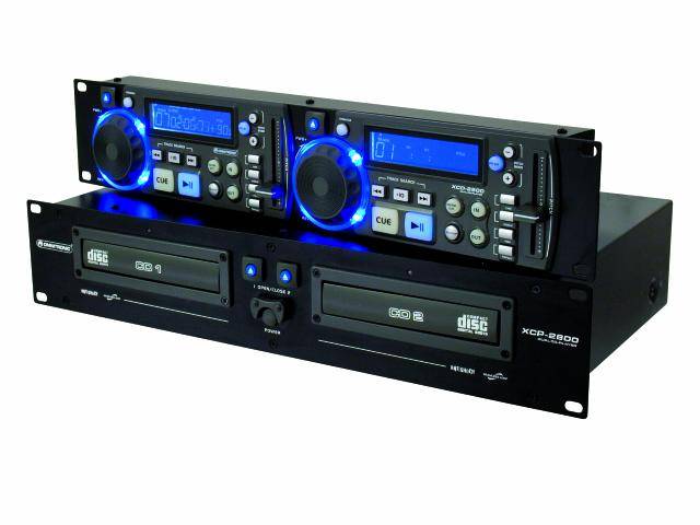 Ein DJ-Doppel-CD-Player mit beleuchteten Bedienelementen und Displays, montiert in einem 19-Zoll-Rackgehäuse.