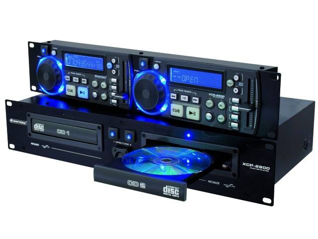 Doppel-CD-Player mit blauer LED-Beleuchtung. Der obere Spieler zeigt 'OPEN', der untere hat eine CD im Fach. Steuerknöpfe sichtbar.