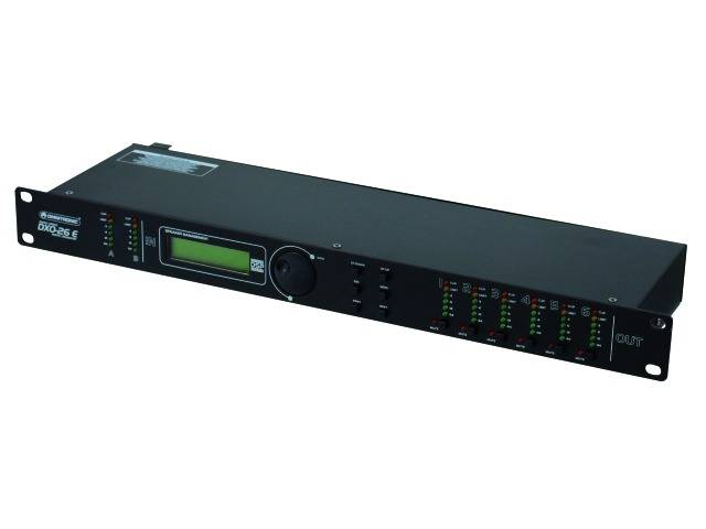 Ein schwarzes Rack-Mount-Audiogerät mit verschiedenen Eingangs- und Ausgangsanschlüssen, Displays und Bedienelementen.