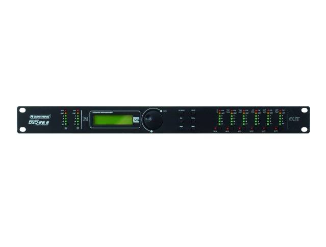 Ein schwarzes Audiogerät mit mehreren Knöpfen und einem digitalen Display, das zur Steuerung und Verarbeitung von Audiosignalen dient.