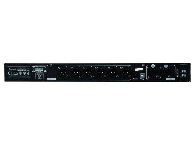 Die Rückseite eines Verstärkers mit mehreren XLR-Anschlüssen, Netzanschluss und Schalter. Eignet sich für professionelle Audiogeräte.
