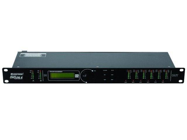 Ein schwarzes Audio-Rack-Gerät mit digitalem Display in der Mitte und mehreren LED-Anzeigen rechts für Pegelmessungen.