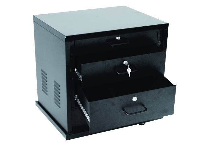 Ein schwarzer Schrank mit zwei offenen Schubladen. Die obere Schublade ist abgeschlossen und hat einen Schlüssel.