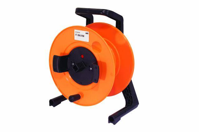 Eine orange Kabeltrommel mit schwarzem Griff und Ständer. Ein Aufkleber zeigt einen Preis und ein Barcode.