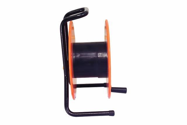 Ein leerer Kabeltrommel ohne Kabel, seitlich sichtbar. Geeignet zum Aufwickeln langer Kabel oder Leitungen auf Baustellen oder im Garten.