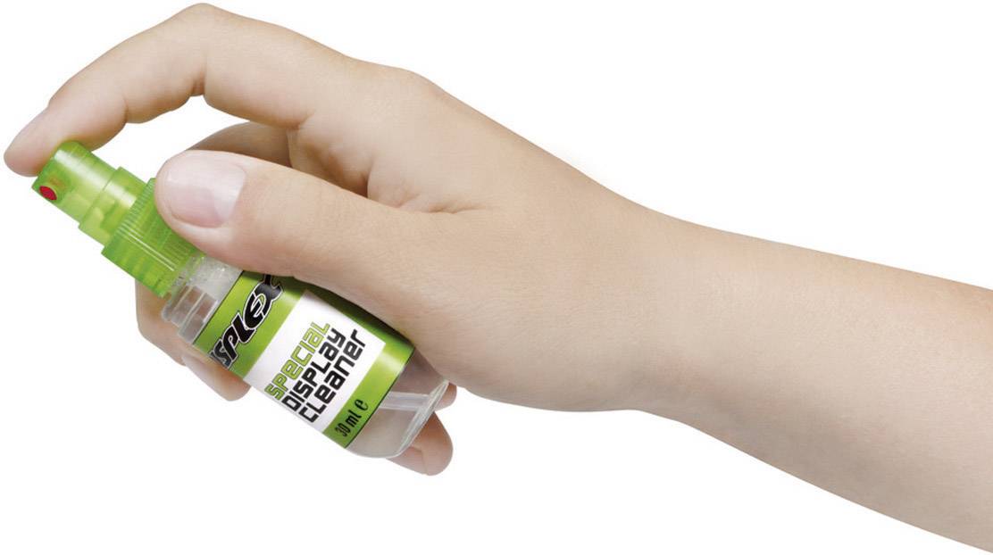 Hand hält eine kleine Sprühflasche eines Reinigers mit grünem Etikett. Die Flasche wird mit dem Zeigefinger betätigt.