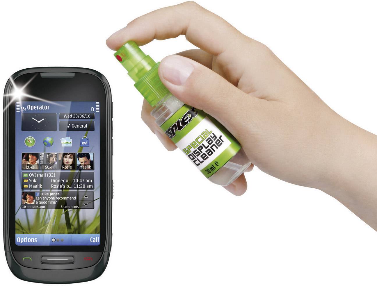 Eine Hand hält eine Reinigungsflasche und sprüht auf ein Smartphone-Display. Das Reinigungsmittel ist als 'Display Cleaner' gekennzeichnet.