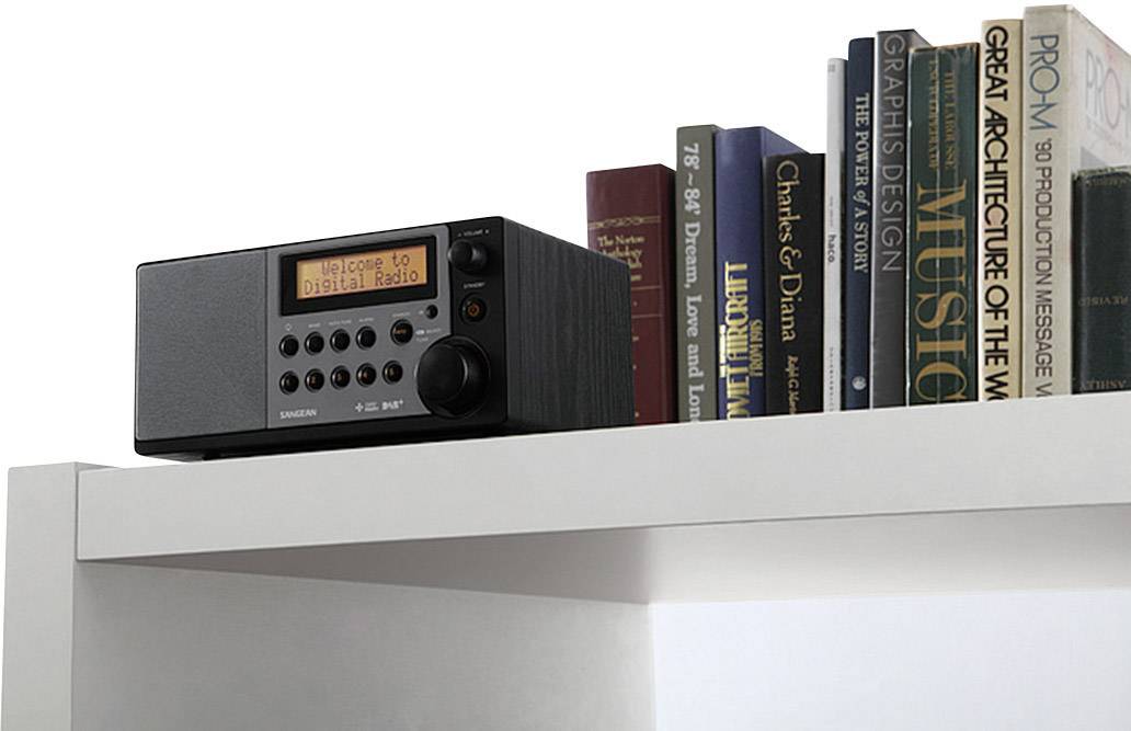 Ein Digitalradio steht auf einem Regal neben einer Reihe von Büchern. Auf dem Bildschirm steht 'Welcome to Digital Radio'.