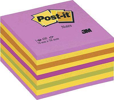 Ein Stapel quadratischer Post-it Notizzettel in verschiedenen Farben, wie Lila, Gelb und Orange, mit der Aufschrift 'Post-it Notes 3M'.