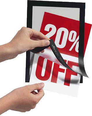 Zwei Hände halten ein Schild mit der Aufschrift '20% OFF'.