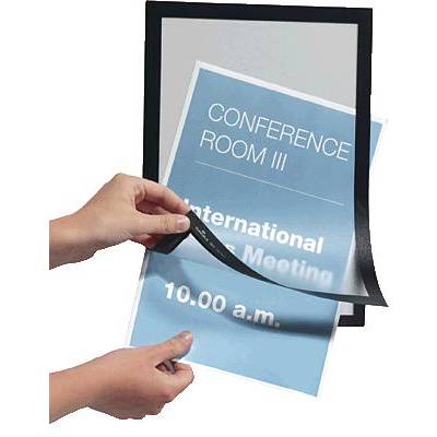 Person legt ein blaues Schild mit der Aufschrift 'CONFERENCE ROOM III - International Meeting - 10.00 a.m.' in einen schwarzen Rahmen.