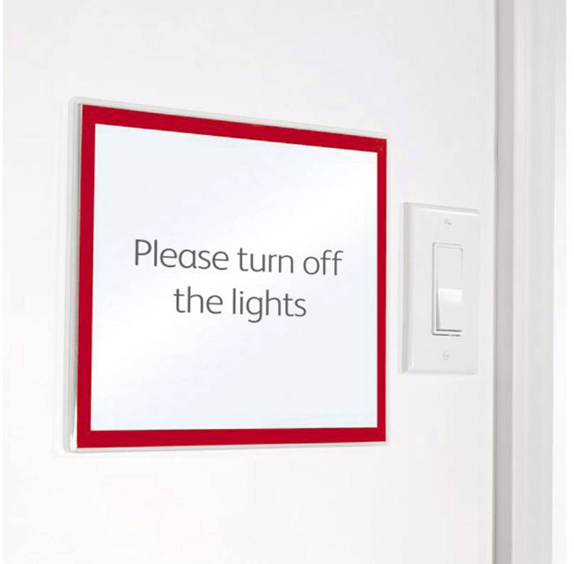 Weißer Lichtschalter neben einem Schild mit rotem Rand. Auf dem Schild steht: 'Please turn off the lights'.
