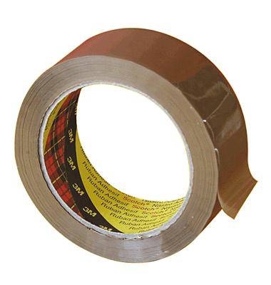 Eine braune Rolle Klebeband mit rotem Innenetikett, textaufgedruckt.