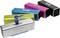 Verschiedene tragbare Lautsprecher in verschiedenen Farben, mit einem USB-Stick auf einem silbernen Lautsprecher eingesteckt.