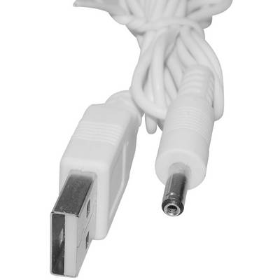Ein weißes Kabel mit einem USB-Stecker auf der einen Seite und einem runden DC-Stecker auf der anderen Seite.