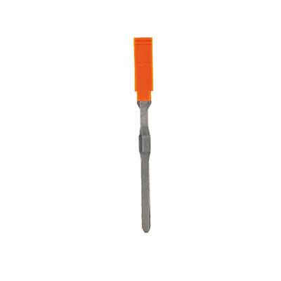 Ein flacher Schraubenzieher mit einem orangefarbenen Griff, isoliert auf weißem Hintergrund.