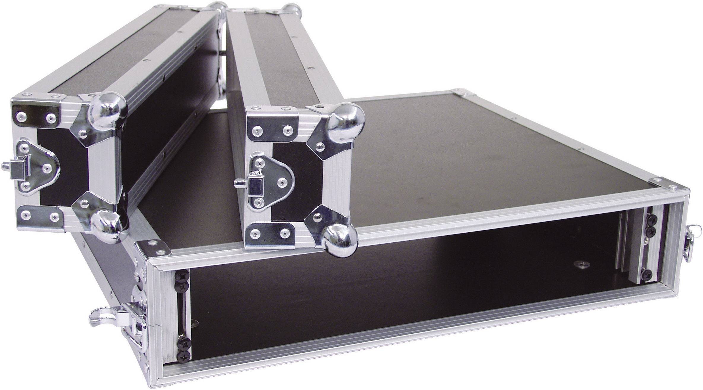 Zwei leere schwarze Flightcases unterschiedlicher Größe aus Aluminium stehen geöffnet aufeinander auf einer weißen Fläche.