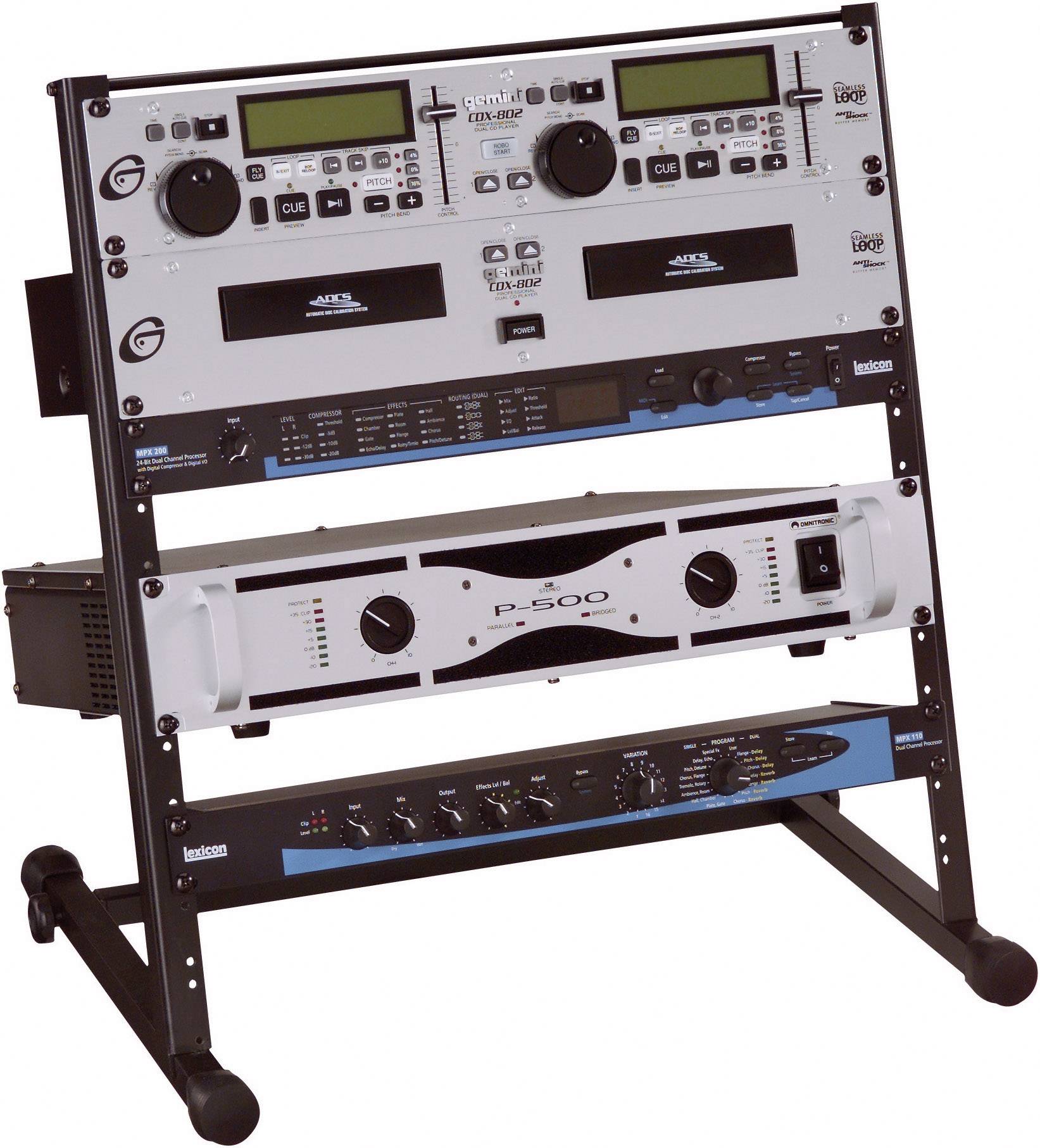 'Audio-Rack mit verschiedenen Geräten, darunter CD-Player, Verstärker und Equalizer, auf einem metallischen Gestell.'