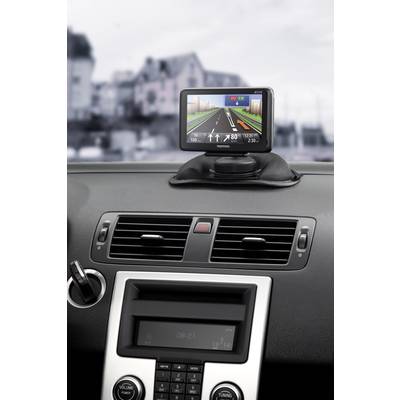 Navigationsgerät auf dem Armaturenbrett eines Autos, zeigt eine Straßenkarte mit Fahranweisungen und einem digitalen Tacho an.
