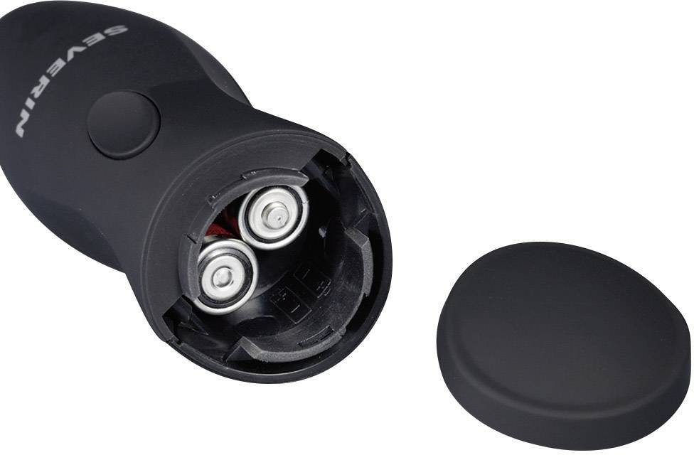 Elektrorasierer mit geöffnetem Batteriefach, zwei eingelegte Batterien sichtbar, Abdeckung liegt daneben.