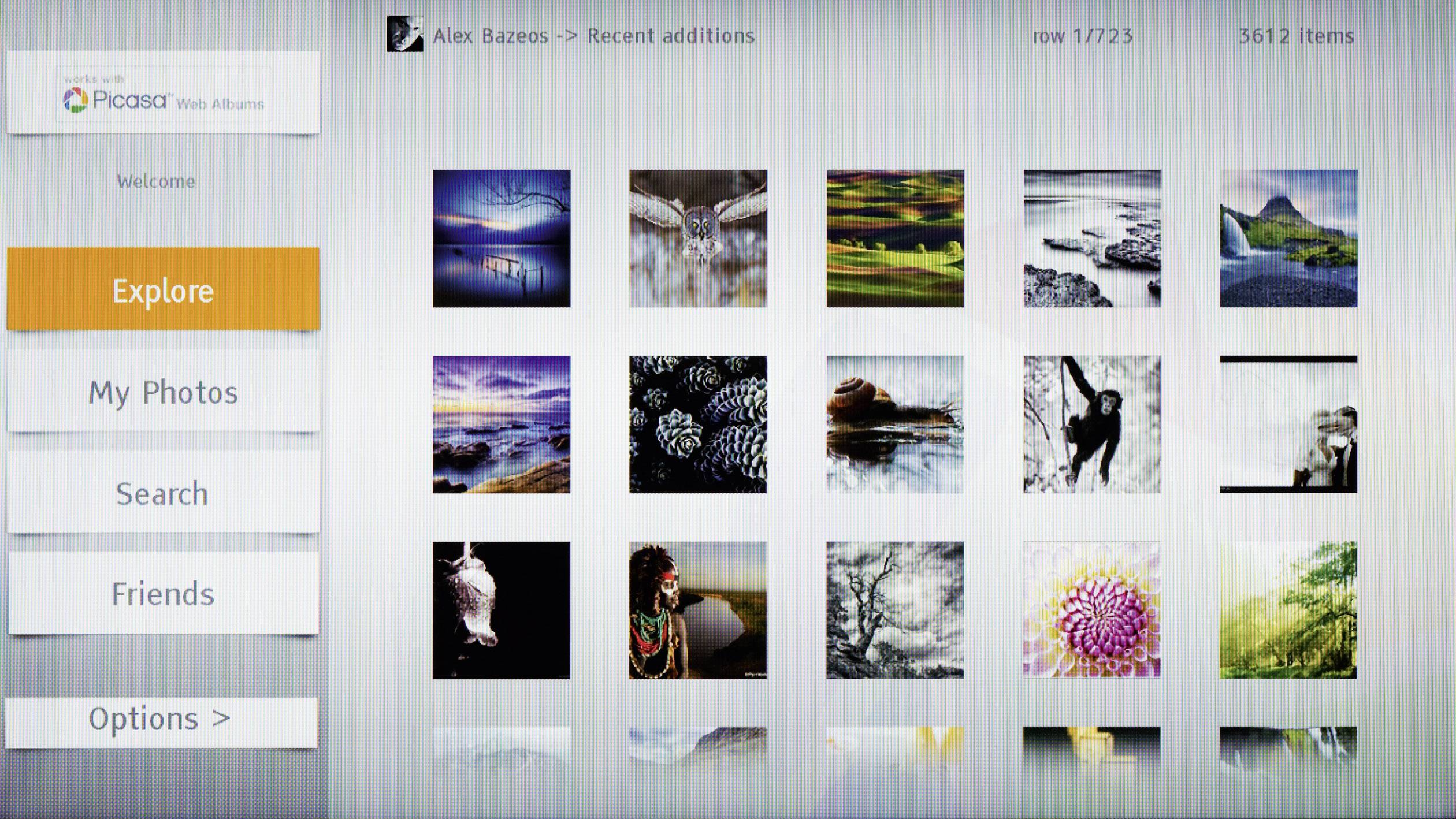 Bildschirmansicht einer Fotogalerie-App mit Vorschaubildern in einem Raster. Links sind Optionen wie 'Explore', 'My Photos', und 'Search' aufgelistet.