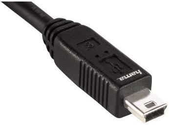 USB-Kabel mit einem Mini-USB-Stecker von Hama, der Anschluss zeigt nach rechts.