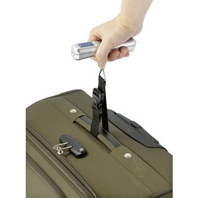 Eine Hand hält eine tragbare Waage, die an einem Gepäckstück befestigt ist, um dessen Gewicht zu messen.