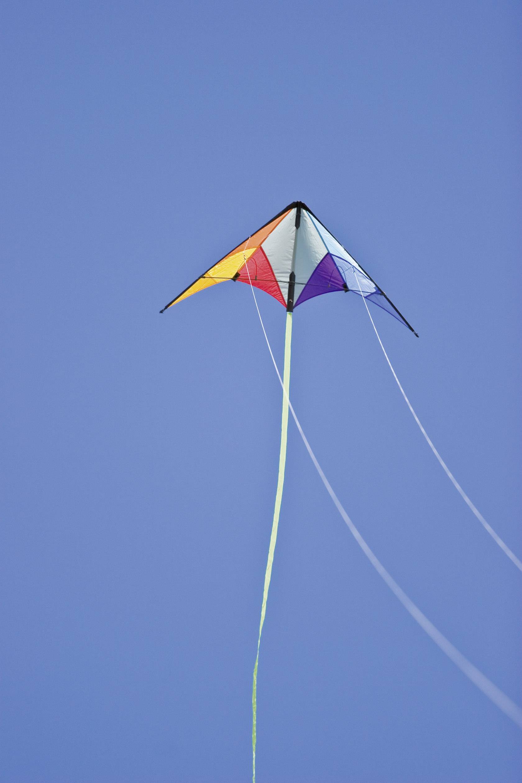 Ein bunter Drachen fliegt hoch am blauen Himmel, getragen vom Wind.