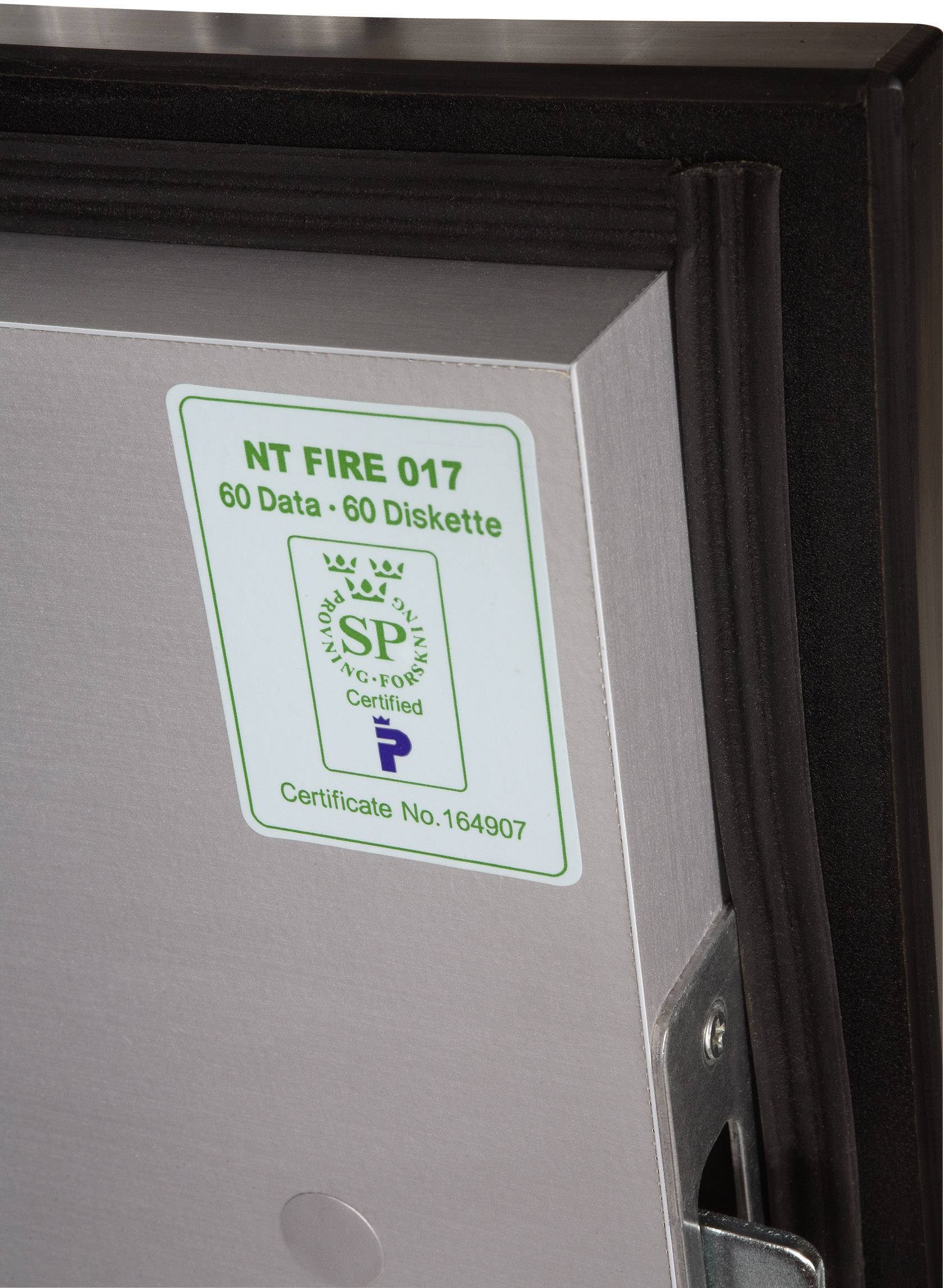 Etikett auf einem Safe mit der Aufschrift 'NT FIRE 017, 60 Data, 60 Diskette' und 'Certificate No. 164907', zeigt Brandschutzstandard.