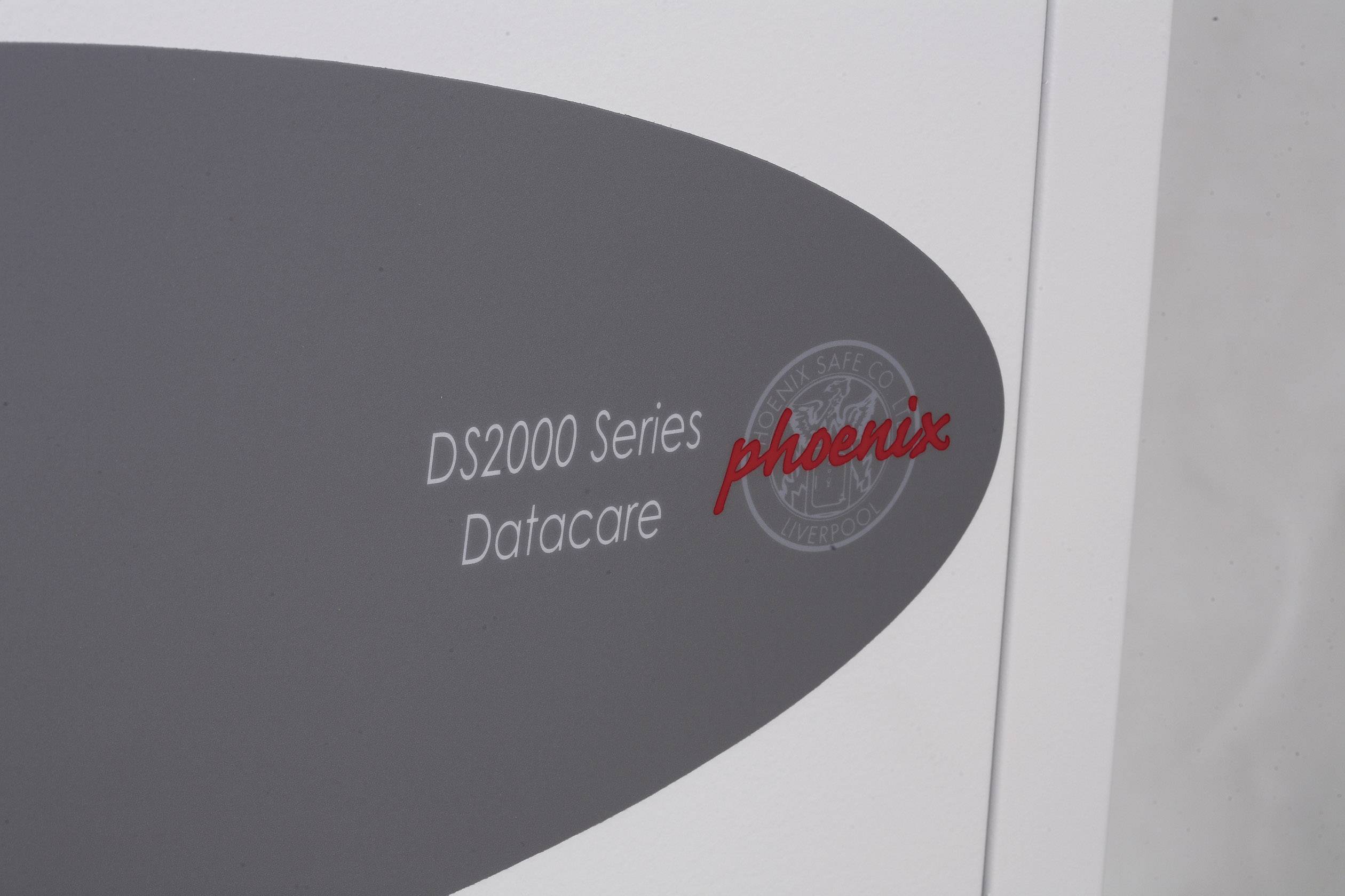 Graues Oval auf hellem Hintergrund mit dem Text 'DS2000 Series Datacare' und 'phoenix' in roter Schrift.