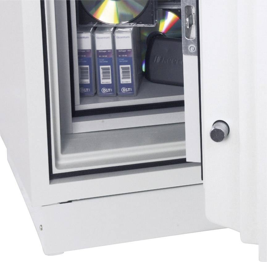 Geöffneter Safe mit CDs und Bändern im Inneren. Die Tür ist halb geöffnet und zeigt den Inhalt, der für Datensicherung verwendet wird.