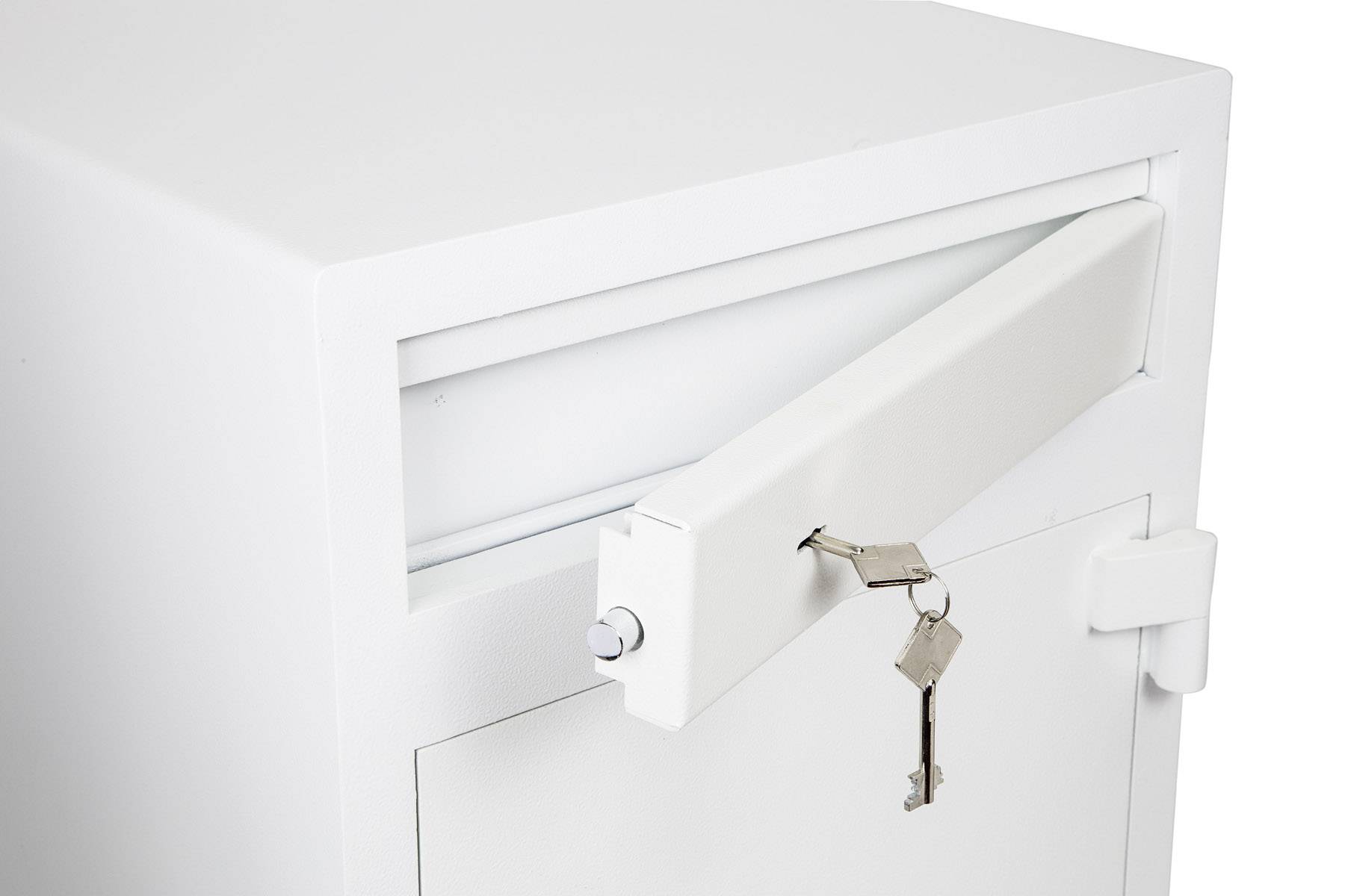 Weiße, sichere Kiste mit Einwurfschlitz oben und zwei darin steckenden Schlüsseln in einem Schloss.