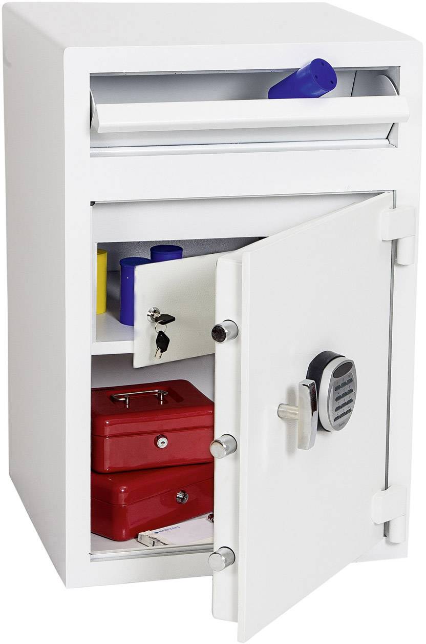 Ein offener Tresor mit digitalem Schloss zeigt Geldscheine, Schlüsseln und rote Kassetten im Inneren.