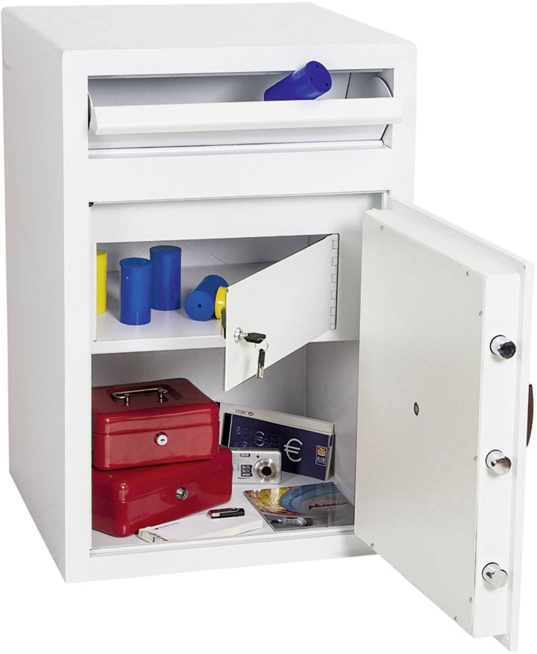 Ein geöffneter Safe mit mehreren Fächern. Unten liegen Dokumente, eine rote Geldkassette und Euroscheine. Oben sind bunte Röhrchen.
